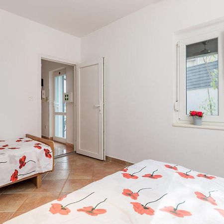 1 Bedroom Beautiful Apartment In Vrh Vrh  外观 照片