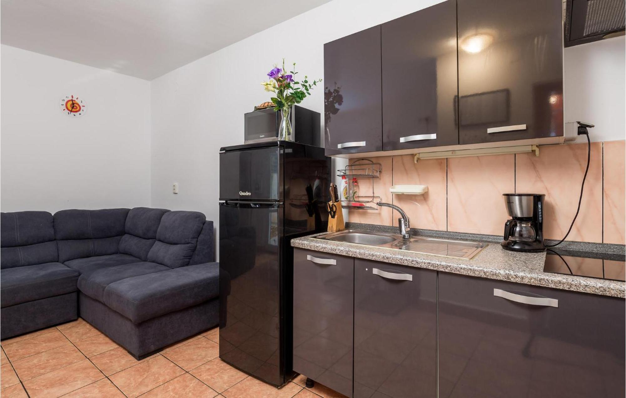 1 Bedroom Beautiful Apartment In Vrh Vrh  外观 照片
