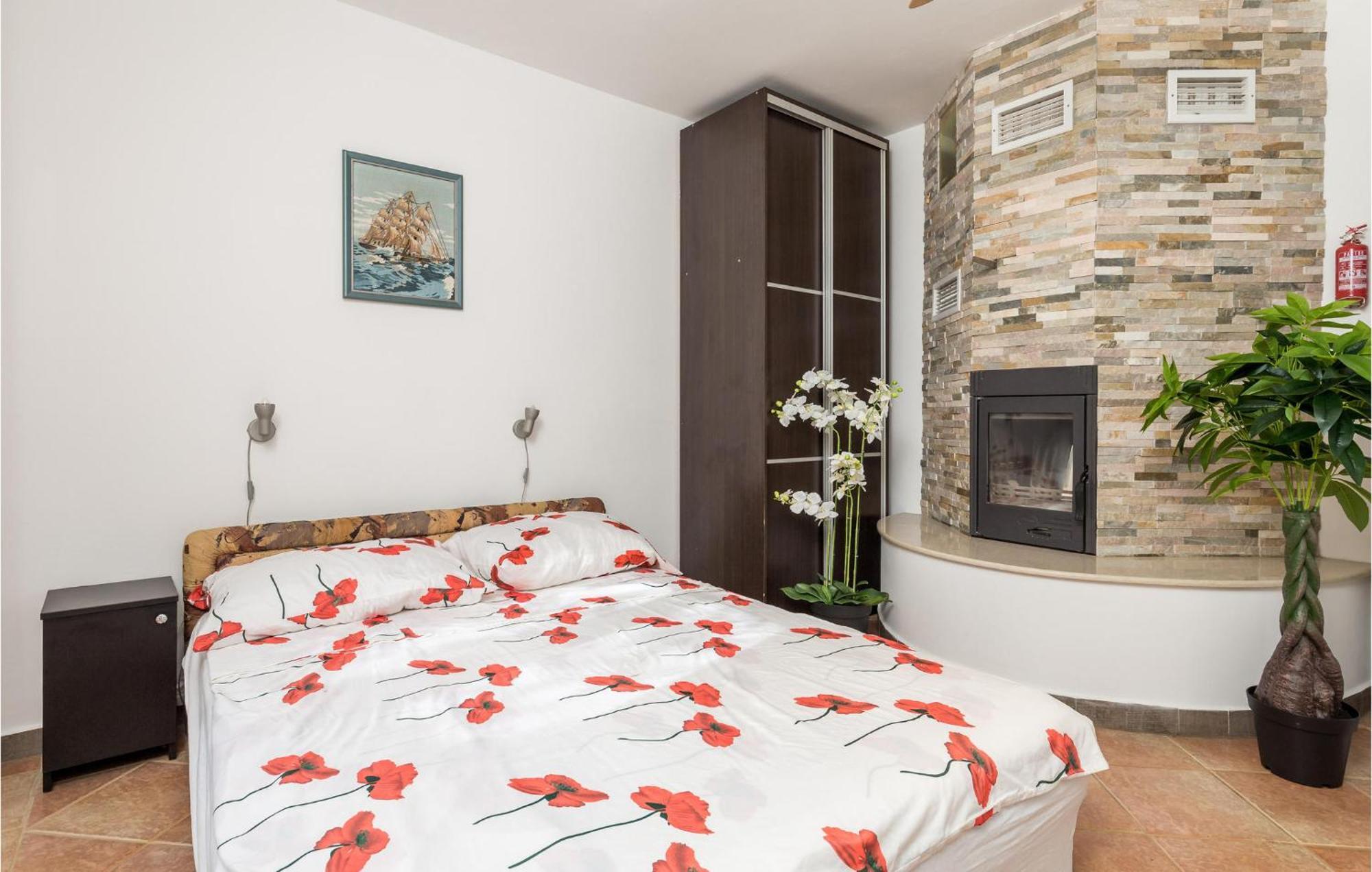 1 Bedroom Beautiful Apartment In Vrh Vrh  外观 照片