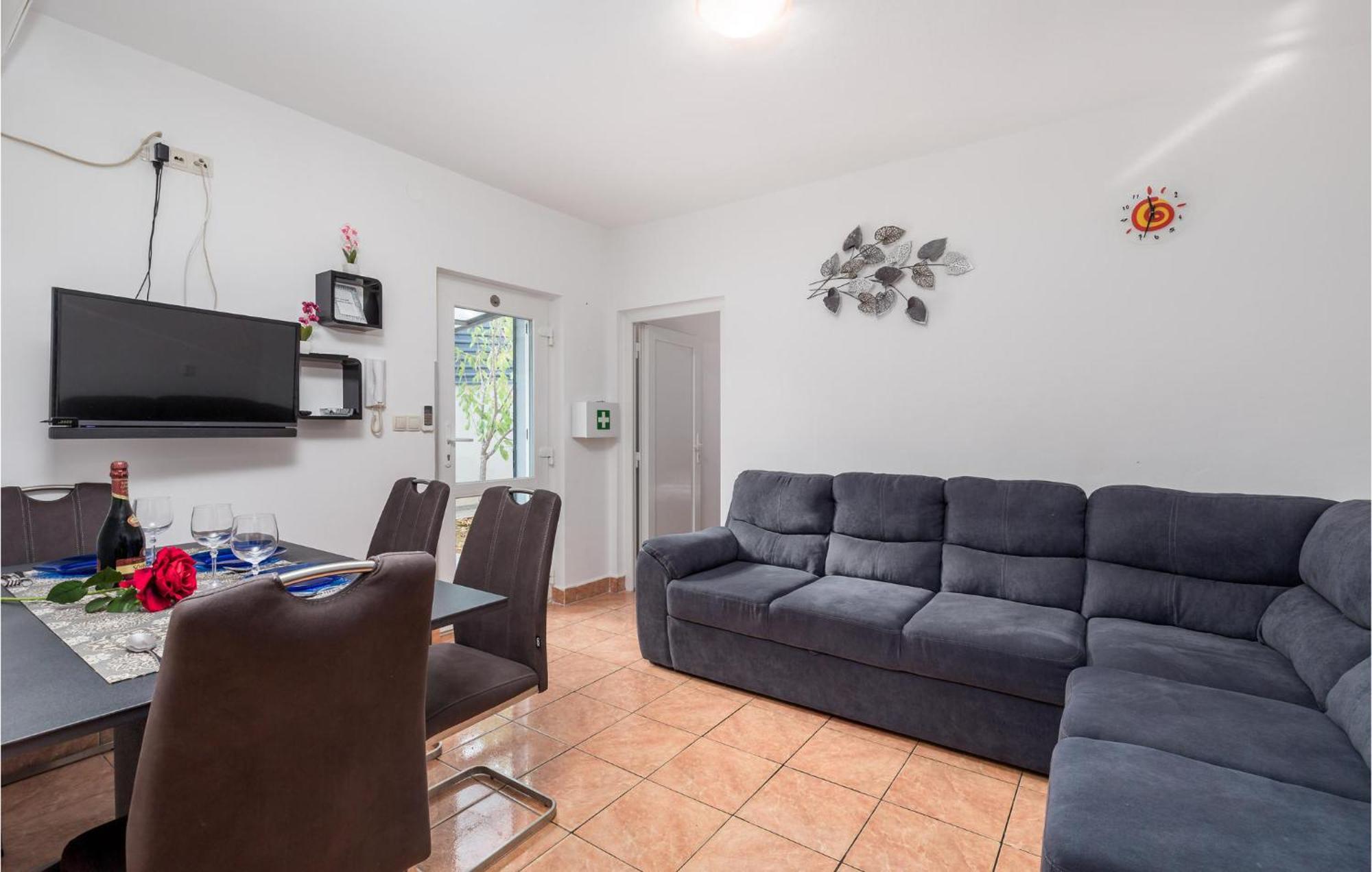 1 Bedroom Beautiful Apartment In Vrh Vrh  外观 照片