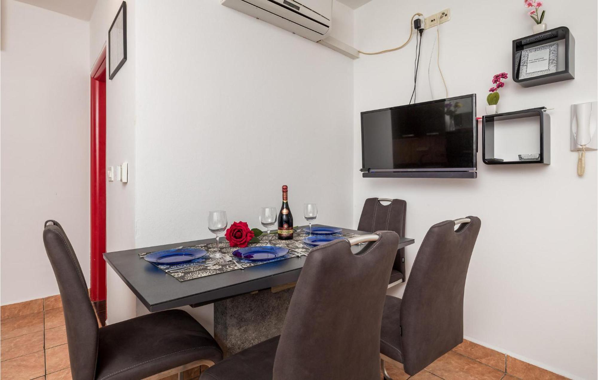 1 Bedroom Beautiful Apartment In Vrh Vrh  外观 照片
