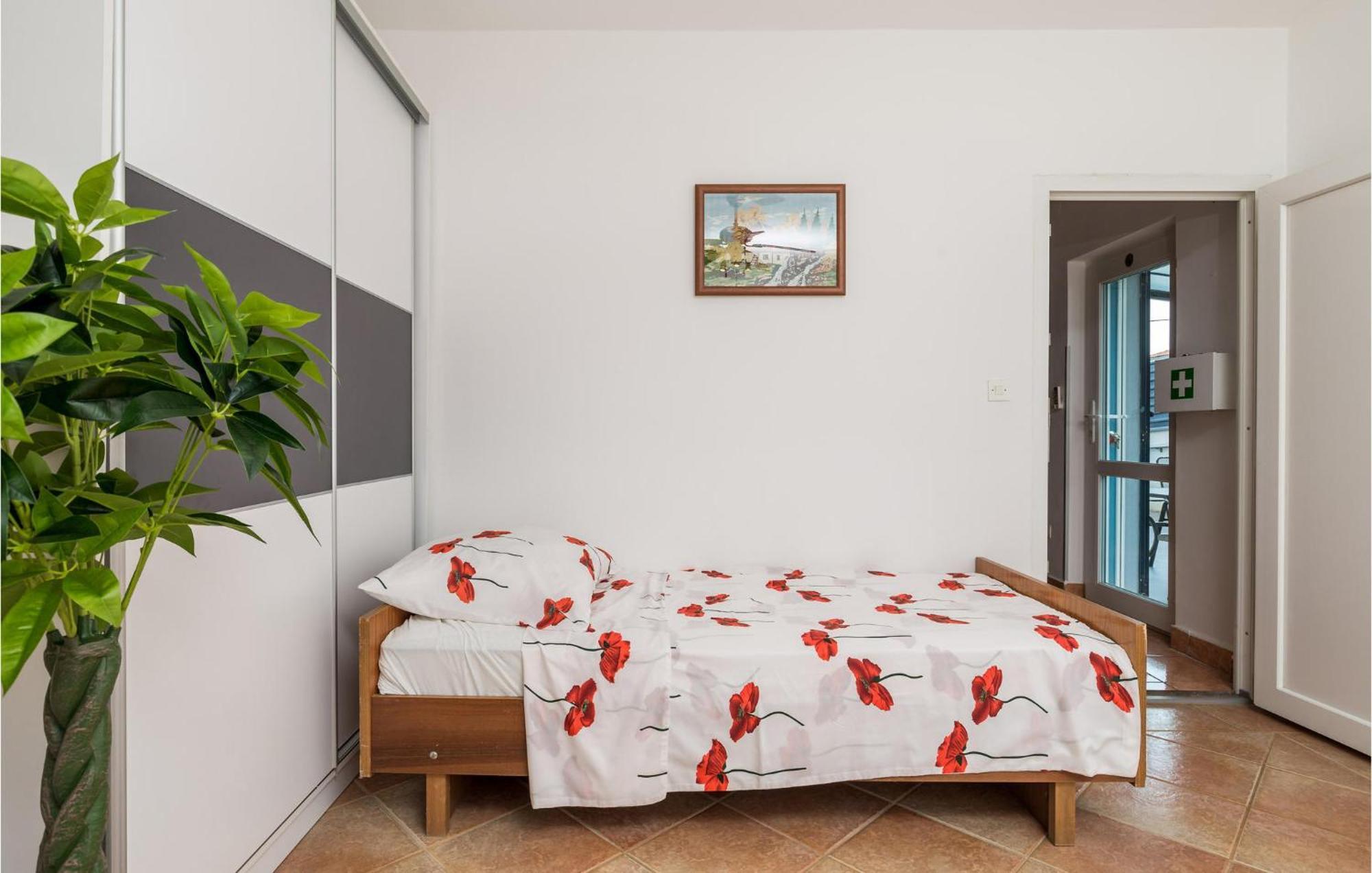 1 Bedroom Beautiful Apartment In Vrh Vrh  外观 照片