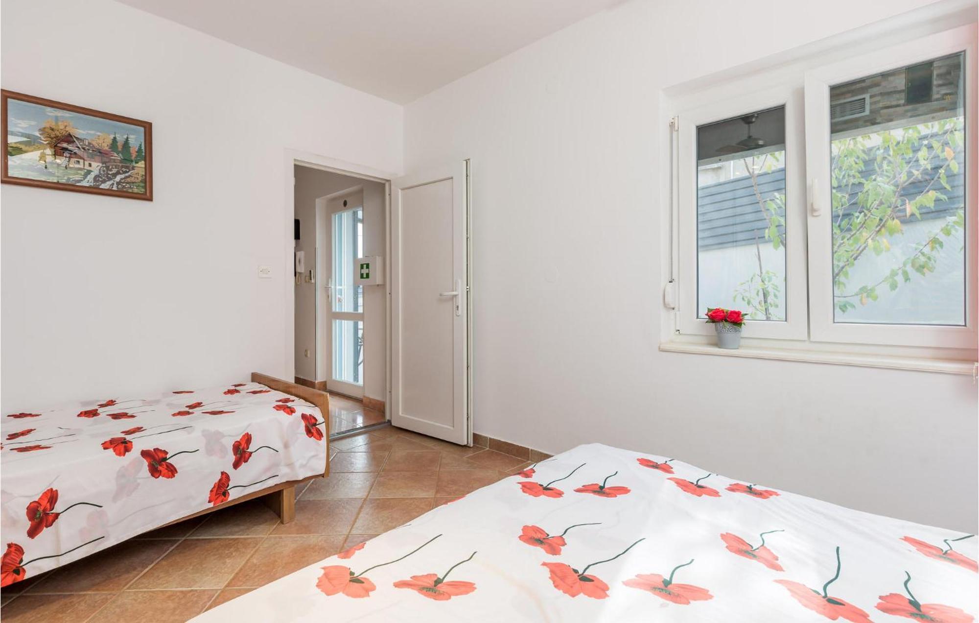 1 Bedroom Beautiful Apartment In Vrh Vrh  外观 照片